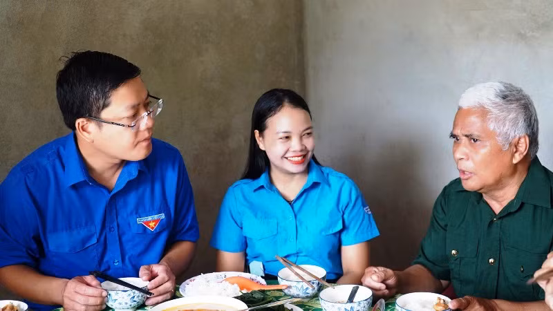 Tuổi trẻ Thừa Thiên Huế tổ chức “Bữa cơm tri ân” dành cho các gia đình chính sách. Tuổi trẻ Thừa Thiên Huế tổ chức “Bữa cơm tri ân” dành cho các gia đình chính sách.