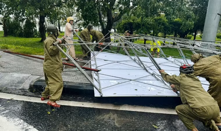 Lực lượng Công an, Bộ đội biên phòng, dân quân địa phương dọn biển quảng cáo và cây xanh ngã đổ do bão số 6. Lực lượng Công an, Bộ đội biên phòng, dân quân địa phương dọn biển quảng cáo và cây xanh ngã đổ do bão số 6.