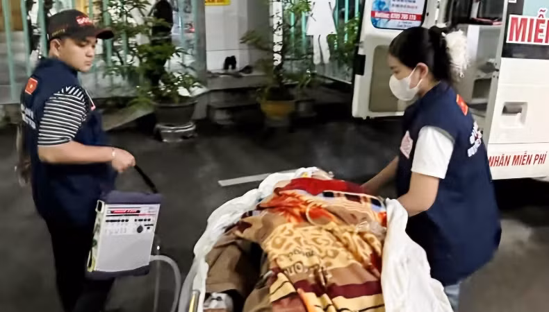 Ngày 6/4, bà Nguyễn Thị Ph.được Đội xe 0 đồng Huế hỗ trợ đưa về nhà. (Ảnh: NH)
