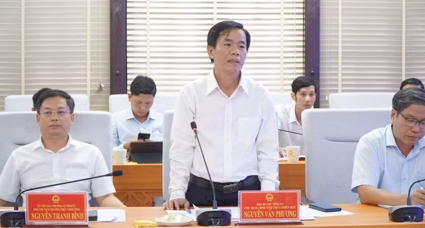 Chủ tịch Ủy ban nhân dân tỉnh Thừa Thiên Huế Nguyễn Văn Phương phát biểu tại buổi làm việc.