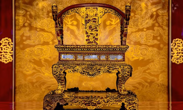 Trung tâm Bảo tồn di tích cố đô Huế đã đưa ngai vua triều Nguyễn về kho bảo quản, đồng thời trưng bày bản phục chế để tiếp tục phục vụ du khách. Trung tâm Bảo tồn di tích cố đô Huế đã đưa ngai vua triều Nguyễn về kho bảo quản, đồng thời trưng bày bản phục chế để tiếp tục phục vụ du khách.