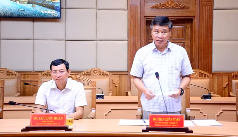 Đồng chí Trưởng ban Tổ chức Tỉnh ủy Phan Xuân Toàn công bố Quyết định của Ban Bí thư Trung ương Đảng về công tác cán bộ.