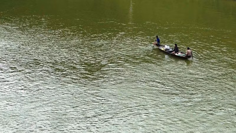 Hiện, bà con thân nhân cùng các đơn vị chức năng tiếp tục tìm kiếm nạn nhân mất tích còn lại. Hiện, bà con thân nhân cùng các đơn vị chức năng tiếp tục tìm kiếm nạn nhân mất tích còn lại.
