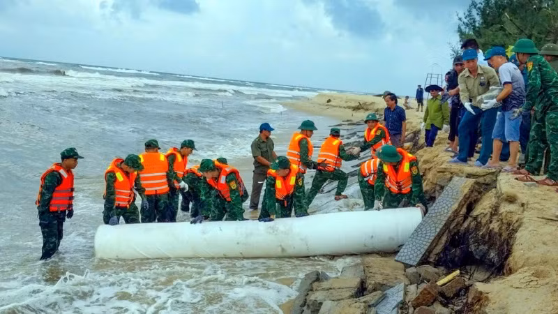Cán bộ, chiến sĩ Bộ đội Biên phòng Thừa Thiên Huế tham gia khắc phục sạt lở bờ biển trên địa bàn phường Thuận An, thành phố Huế. (ảnh: Võ Tiến) Cán bộ, chiến sĩ Bộ đội Biên phòng Thừa Thiên Huế tham gia khắc phục sạt lở bờ biển trên địa bàn phường Thuận An, thành phố Huế. (ảnh: Võ Tiến)