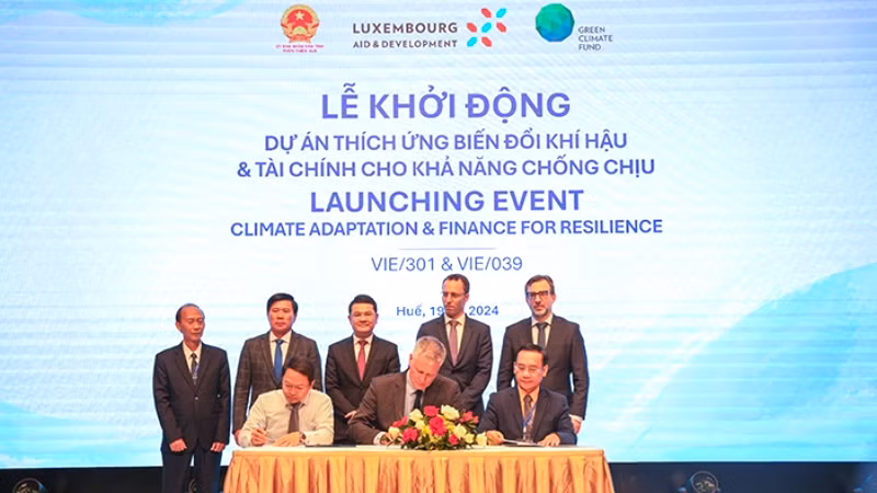 Các cơ quan, địa phương liên quan và chủ dự án ký kết hợp tác.