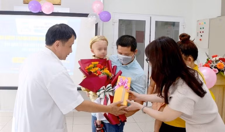 Lãnh đạo Bệnh viện Trung ương Huế tặng quà cháu Phan Đình D. sau ca ghép tủy thành công.