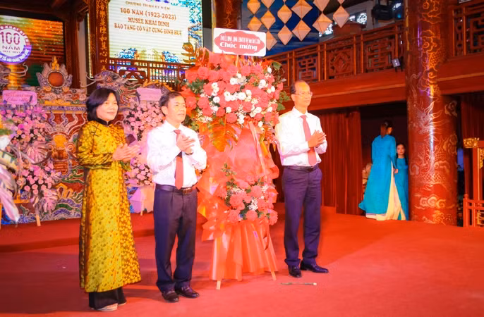 Thay mặt lãnh đạo tỉnh, Chủ tịch Ủy ban nhân dân tỉnh Nguyễn Văn Phương tặng lẵng hoa chúc mừng. Thay mặt lãnh đạo tỉnh, Chủ tịch Ủy ban nhân dân tỉnh Nguyễn Văn Phương tặng lẵng hoa chúc mừng.