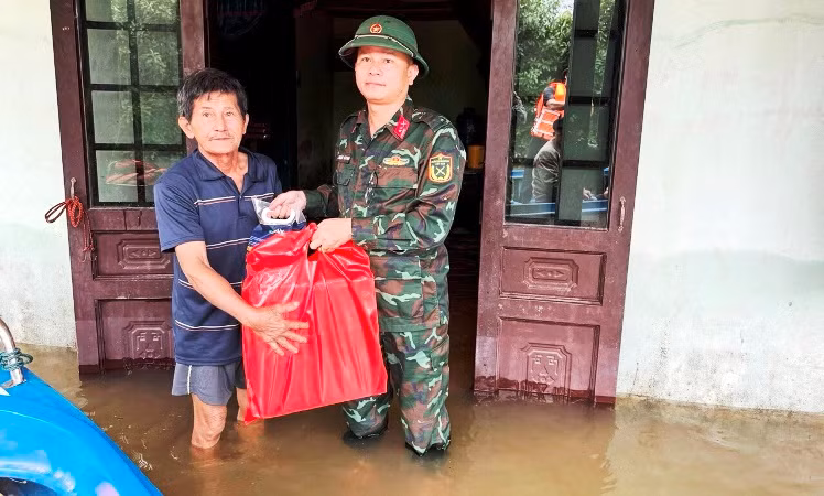 Công tác khắc phục, hỗ trợ nhân dân vùng thấp trũng được các ban, ngành ưu tiên triển khai. Công tác khắc phục, hỗ trợ nhân dân vùng thấp trũng được các ban, ngành ưu tiên triển khai.