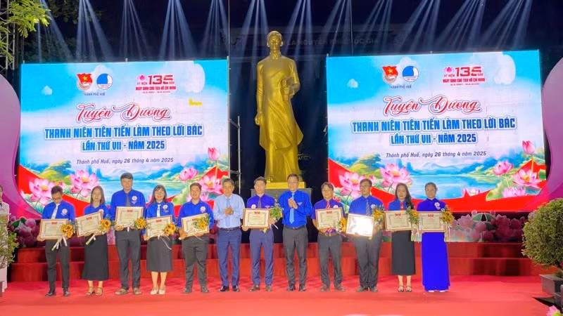 Trao tặng Kỷ niệm chương “Vì thế hệ trẻ” của Trung ương Đoàn cho các cá nhân.
