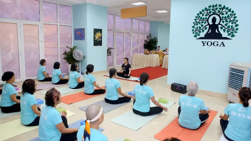 Hoạt động yoga góp phần nâng cao sức khỏe, tiếp thêm động lực chiến đấu với bệnh tật cho nữ bệnh nhân ung thư. (Ảnh: TH. HIỂN)