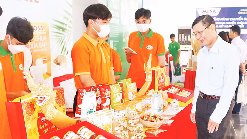 Các sản phẩm chế biến từ trái dừa sáp của Công ty TNHH Chế biến dừa sáp Cầu Kè, xã Thạnh Phú, huyện Cầu Kè, tỉnh Trà Vinh.