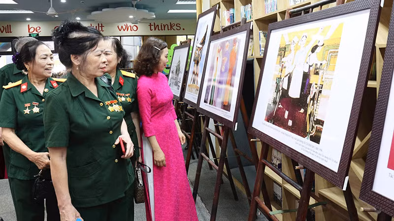 Các cựu quân nhân tham quan gian trưng bày nhân dịp kỷ niệm 50 năm Ngày Giải phóng miền nam, thống nhất đất nước.