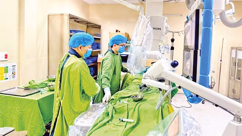 Các bác sĩ Trung tâm Tim mạch (Bệnh viện đa khoa tỉnh Thái Bình) đặt stent mạch vành cho bệnh nhân.