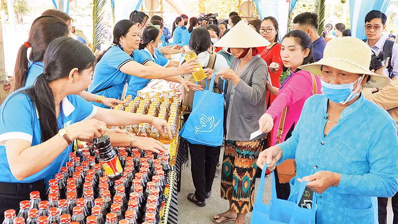 Trao nhu yếu phẩm tặng hội viên phụ nữ nghèo, khó khăn tại huyện Hồng Ngự, tỉnh Đồng Tháp.