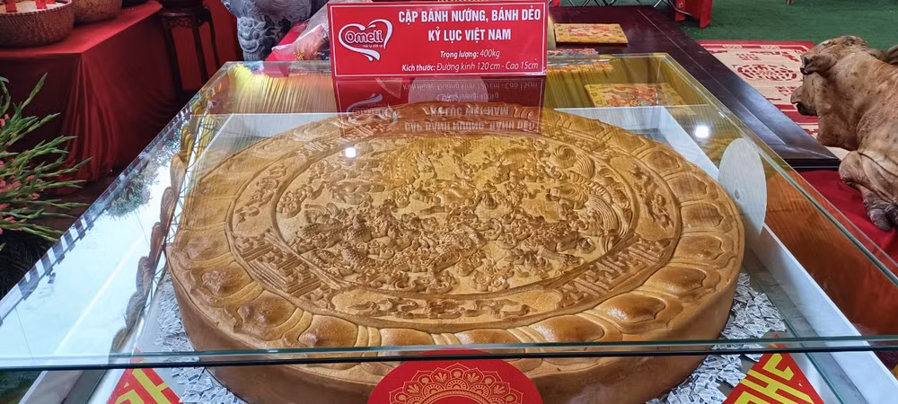 Cặp bánh nướng, bánh dẻo xác lập kỷ lục Guinness Việt Nam có tổng trọng lượng 400kg do Công ty cổ phần Quốc tế Bảo Hưng thực hiện. Cặp bánh nướng, bánh dẻo xác lập kỷ lục Guinness Việt Nam có tổng trọng lượng 400kg do Công ty cổ phần Quốc tế Bảo Hưng thực hiện.