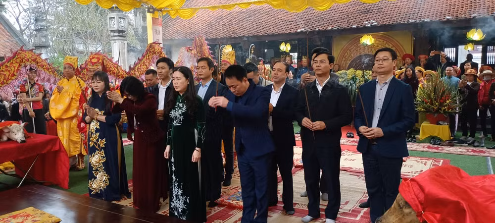 Các đại biểu dâng hương trong đền Vua, thuộc Khu di tích quốc gia đặc biệt Lăng mộ và đền thờ các vị vua triều Trần. Các đại biểu dâng hương trong đền Vua, thuộc Khu di tích quốc gia đặc biệt Lăng mộ và đền thờ các vị vua triều Trần.