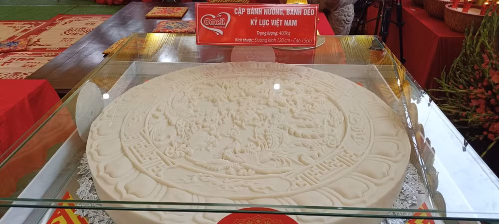 Cặp bánh nướng, bánh dẻo xác lập kỷ lục Guinness Việt Nam có tổng trọng lượng 400kg do Công ty cổ phần Quốc tế Bảo Hưng thực hiện. Cặp bánh nướng, bánh dẻo xác lập kỷ lục Guinness Việt Nam có tổng trọng lượng 400kg do Công ty cổ phần Quốc tế Bảo Hưng thực hiện.