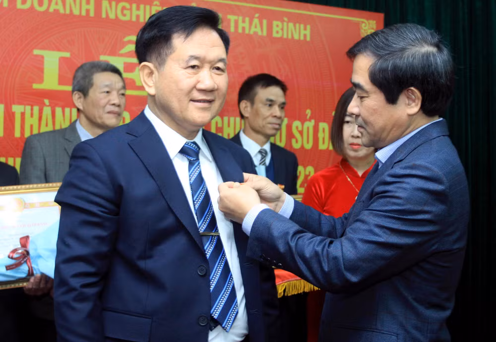 Đồng chí Nguyễn Tiến Thành, Phó Bí thư Thường trực Tỉnh ủy Thái Bình trao Huy hiệu 30 năm tuổi Đảng cho đảng viên trong khối doanh nghiệp.