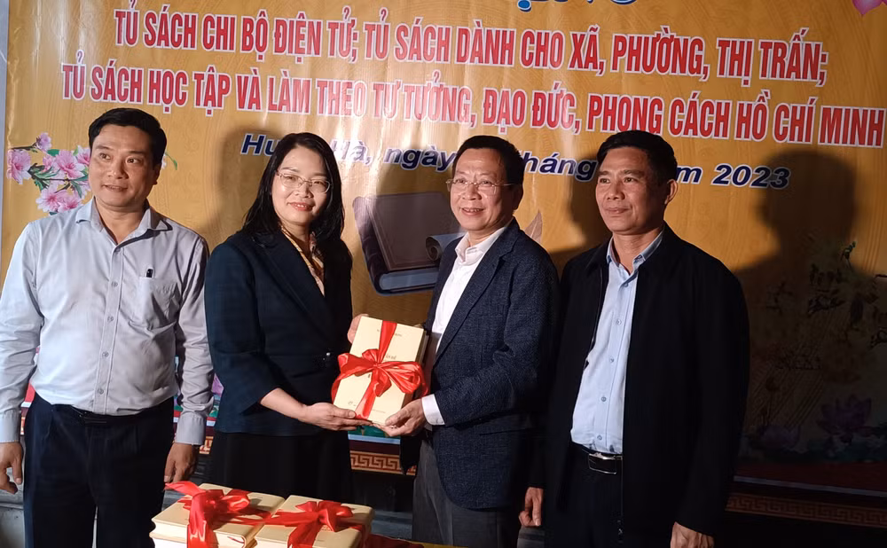 Nhà xuất bản Chính trị Quốc gia Sự thật trao tặng Huyện ủy Hưng Hà (tỉnh Thái Bình) một số đầu sách quý về công tác xây dựng Đảng.