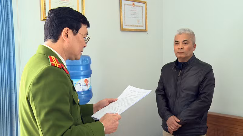 Cơ quan Cảnh sát điều tra, Công an tỉnh Thái Bình đọc Quyết định khởi tố vụ án hình sự, khởi tố bị can và Lệnh bắt bị can để tạm giam đối với Nguyễn Trung Hải, Giám đốc Chi Cục đăng kiểm 11. (Ảnh: Công an cung cấp)