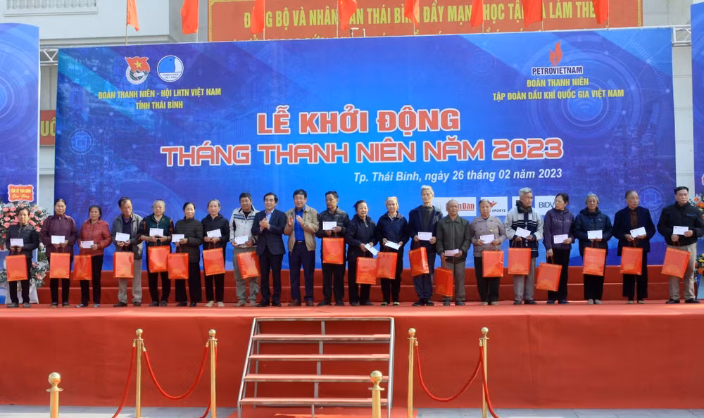 Tỉnh đoàn Thái Bình tặng 20 suất quà cho cựu thanh niên xung phong có hoàn cảnh khó khăn trên địa bàn thành phố Thái Bình.