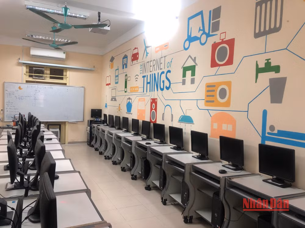 Phòng Tin học ở trường tiểu học. (Ảnh: THÙY LINH)