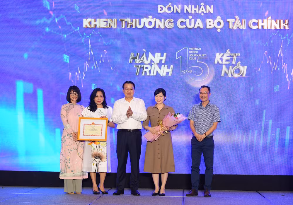 Thứ trưởng Tài chính Nguyễn Đức Chi trao bằng khen của Bộ trưởng Tài chính cho đại diện Câu lạc bộ. (Ảnh: THÀNH ĐẠT)