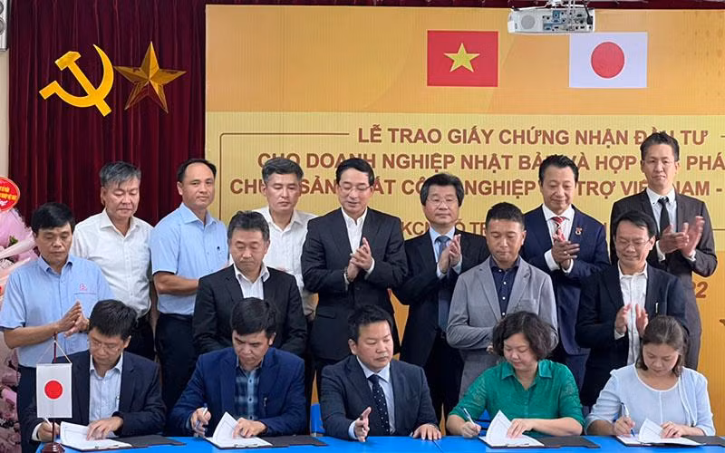 Ký thỏa thuận hợp tác về việc tư vấn, chuyển giao công nghệ phát triển sản xuất sản phẩm công nghệ thông tin giữa công ty Onaga với các doanh nghiệp công nghệ thông tin Việt Nam. (ẢNH: CTV)
