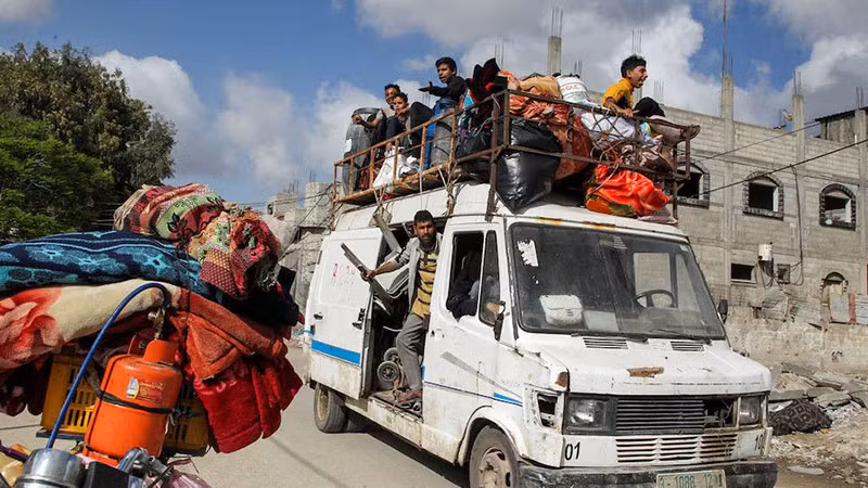 Nhiều người dân tại Gaza buộc phải sơ tán do xung đột. (Ảnh REUTERS)