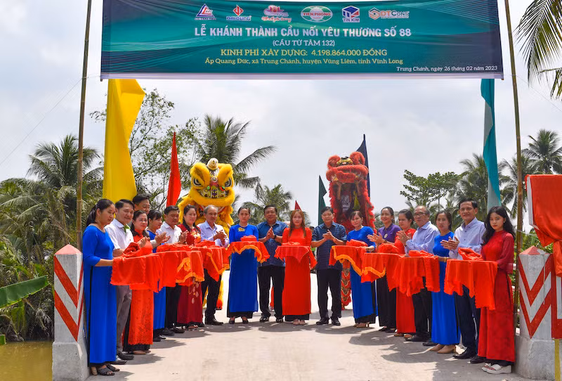 Lễ cắt băng khánh thành cầu yêu thương số 88 tại xã Trung Chánh, huyện Vũng Liêm, tỉnh Vĩnh Long (Ảnh: BÁ DŨNG)