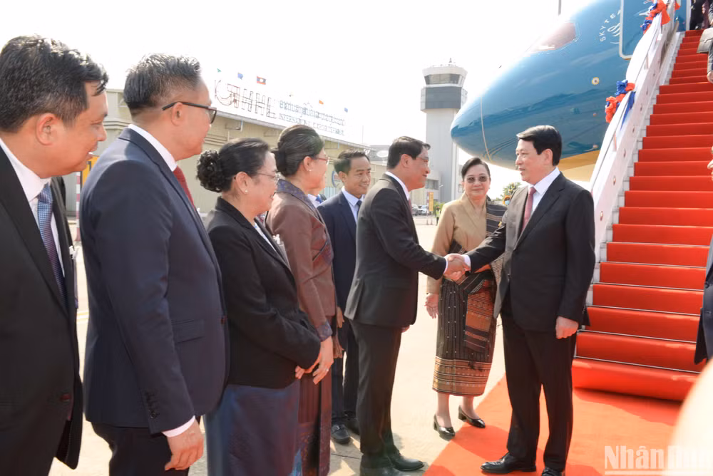 Chủ tịch nước Lương Cường đến Viêng Chăn, bắt đầu thăm cấp Nhà nước tới Lào.