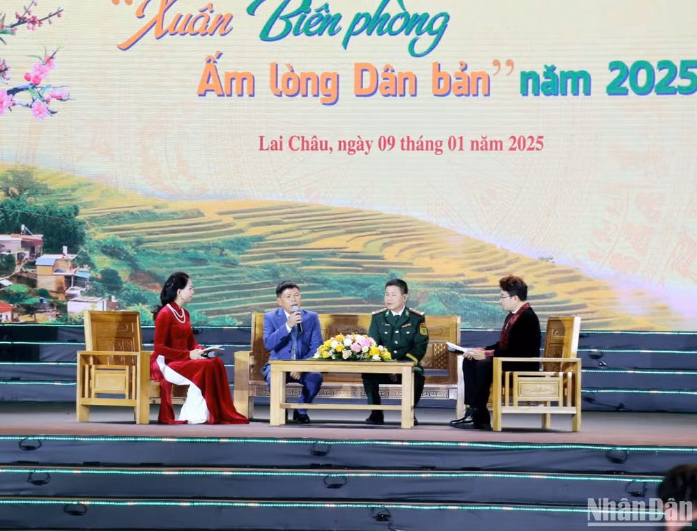 Giao lưu với tấm gương điển hình tại chương trình. Giao lưu với tấm gương điển hình tại chương trình.