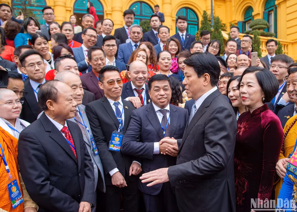 Chủ tịch nước và Phu nhân trò chuyện cùng bà con kiều bào.