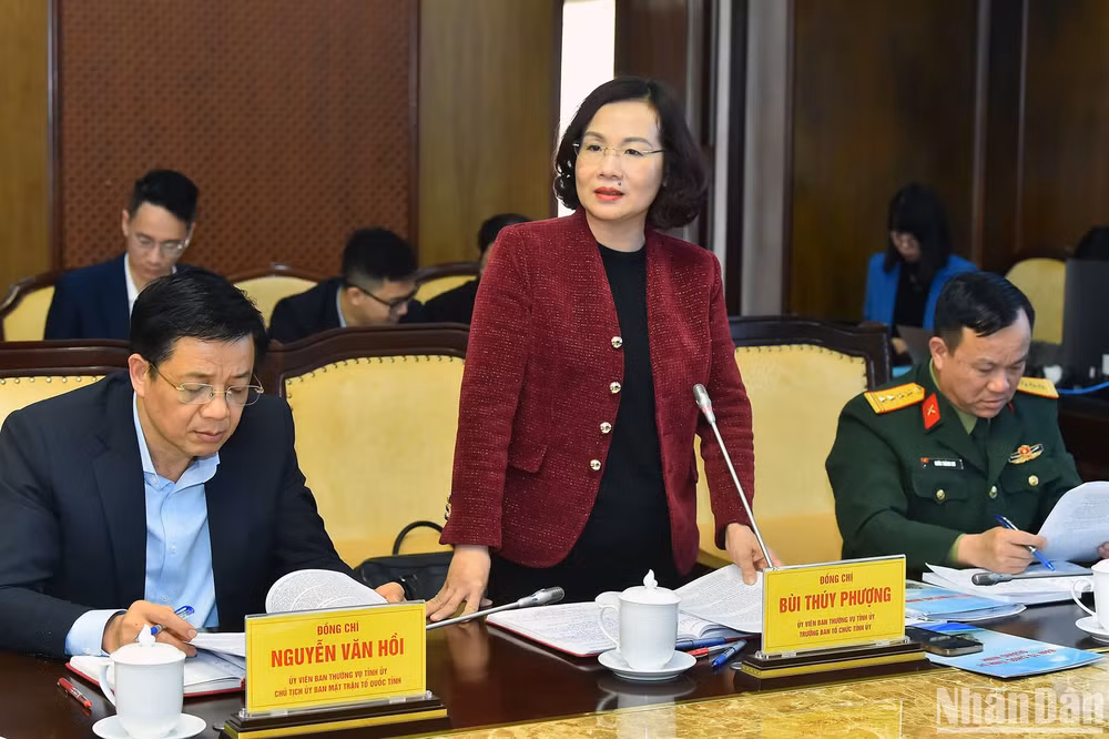 Đại biểu phát biểu ý kiến tại hội nghị. Đại biểu phát biểu ý kiến tại hội nghị.