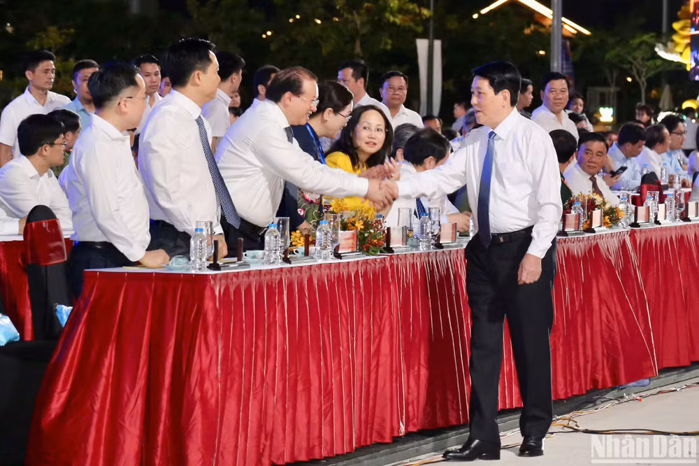 Chủ tịch nước Lương Cường và các đại biểu dự chương trình tại điểm cầu TP Hồ Chí Minh.