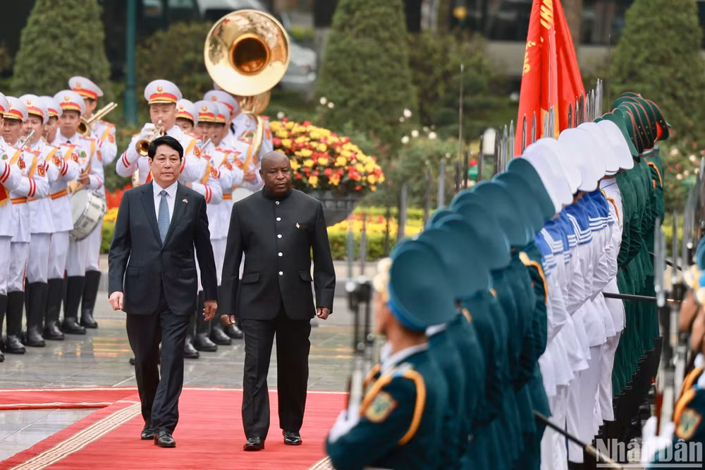 Chủ tịch nước Lương Cường và Tổng thống Evariste Ndayishimiye duyệt Đội danh dự Quân đội nhân dân Việt Nam. Chủ tịch nước Lương Cường và Tổng thống Evariste Ndayishimiye duyệt Đội danh dự Quân đội nhân dân Việt Nam.