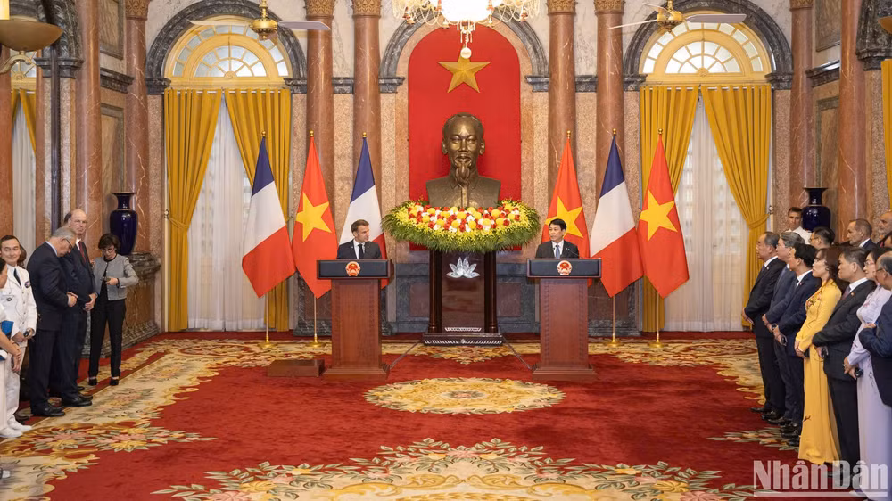 Chủ tịch nước Lương Cường và Tổng thống Pháp Emmanuel Macron gặp gỡ báo chí.