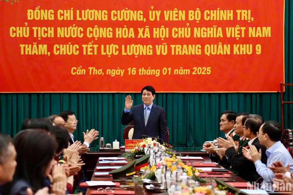 Chủ tịch nước thăm chúc tết cán bộ, chiến sĩ Quân khu 9.