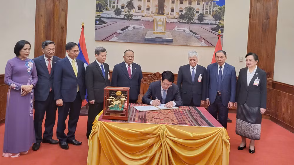 Chủ tịch nước viết lưu bút tại Bảo tàng Chủ tịch Kaysone Phomvihane.