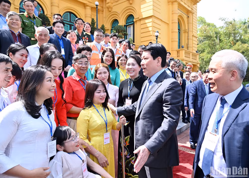Chủ tịch nước Lương cường gặp mặt thân mật 100 điển hình tiêu biểu trong chương trình “Việc tử tế”.