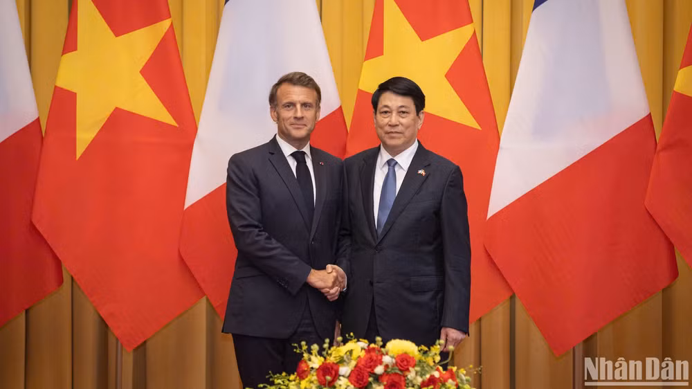 Chủ tịch nước Lương Cường và Tổng thống Pháp Emmanuel Macron tại hội đàm. (Ảnh THỦY NGUYÊN)