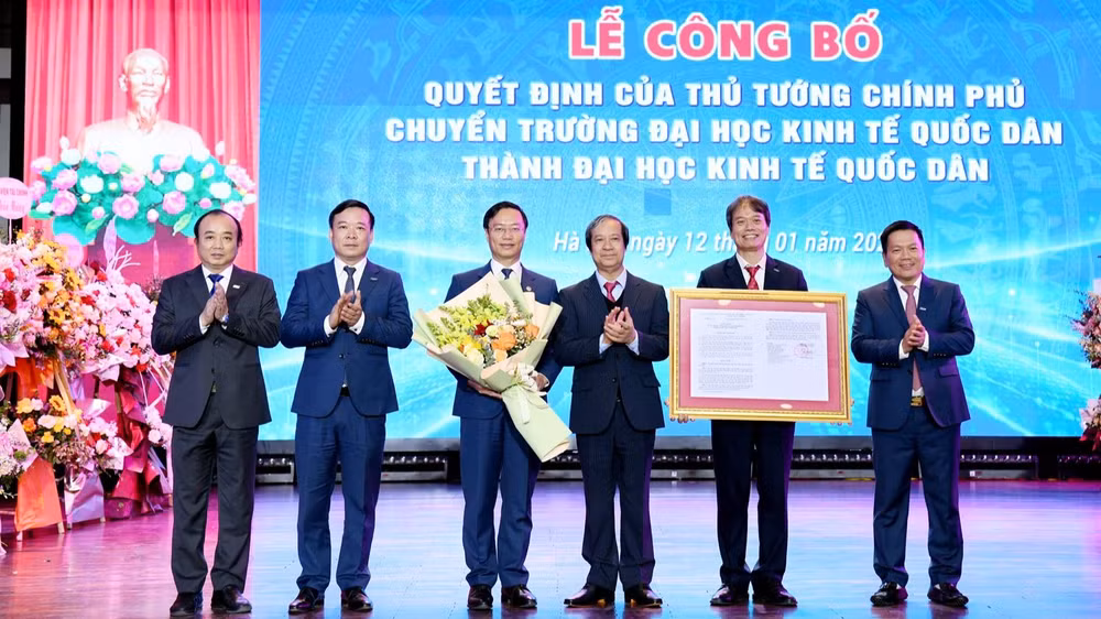 Thừa ủy quyền của Thủ tướng Chính phủ, Bộ trưởng Giáo dục và Đào tạo Nguyễn Kim Sơn trao quyết định chuyển Trường đại học Kinh tế Quốc dân thành Đại học Kinh tế Quốc dân.