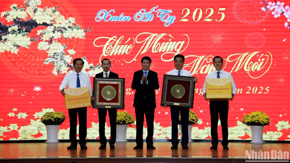 Chủ tịch nước tặng quà cán bộ nhân dân Kiên Giang.