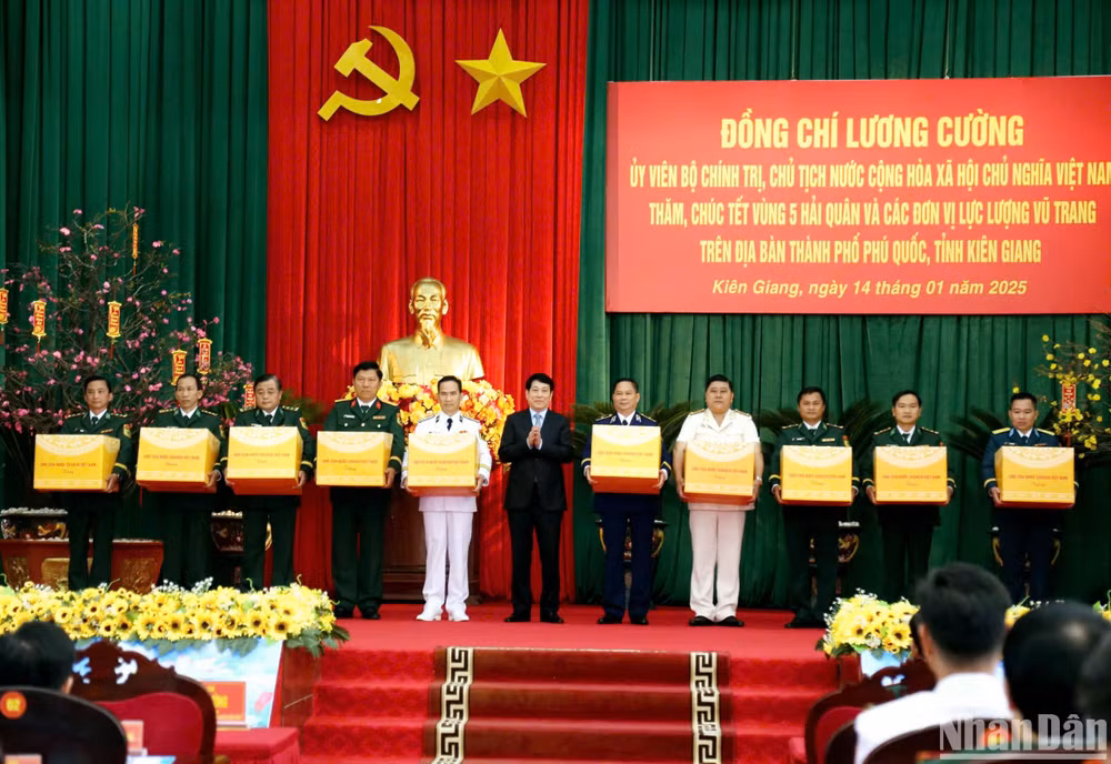 Chủ tịch nước Lương Cường tặng quà các đơn vị lực lượng vũ trang trên địa bàn Phú Quốc.