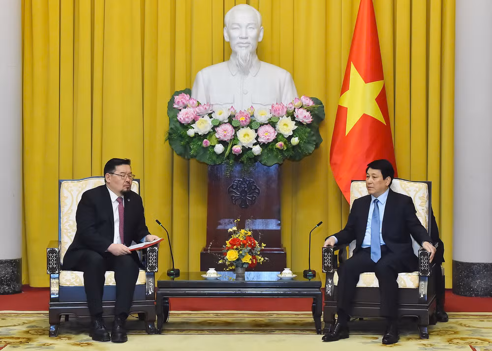 Chủ tịch nước Lương Cường tiếp Chánh Văn phòng Tổng thống Mông Cổ Gombojav Zandanshatar.