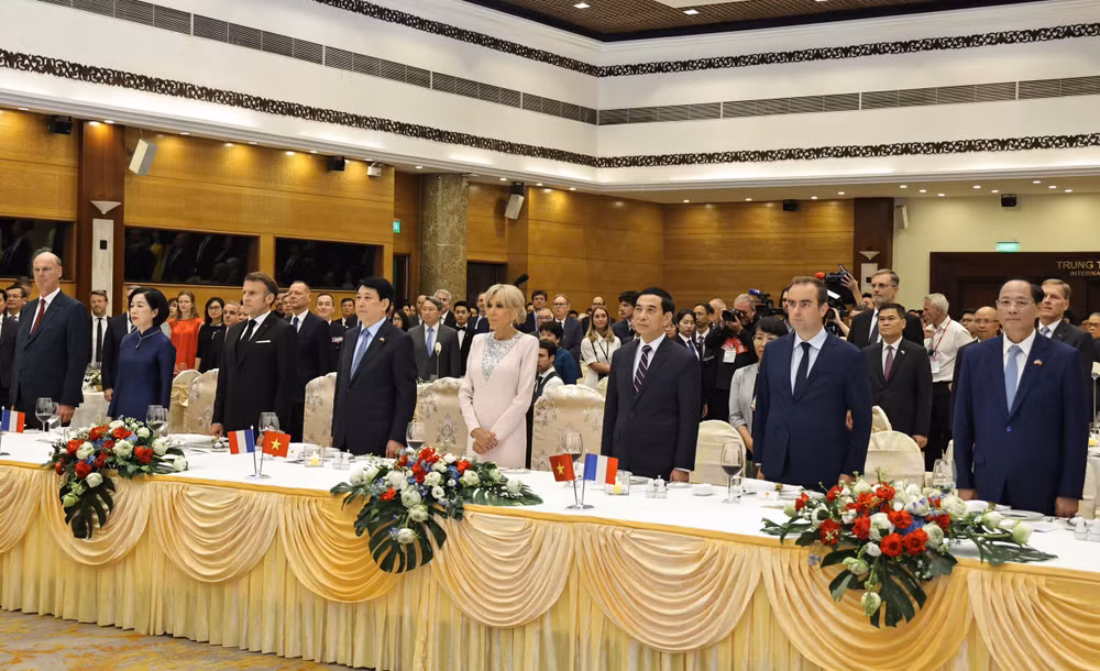 Các đại biểu tham dự chiêu đãi.