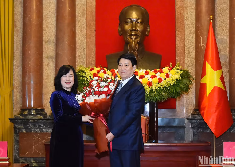 Chủ tịch nước Lương Cường tặng hoa chúc mừng ngành y tế.