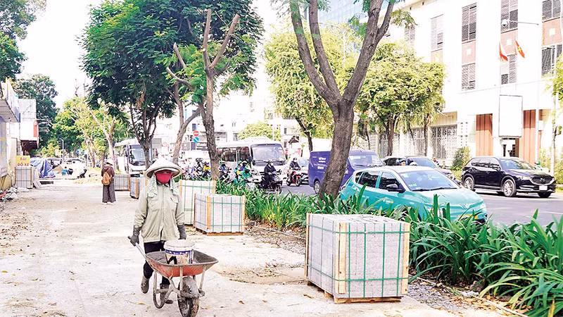 Thi công cải tạo, nâng cấp vỉa hè trên tuyến đường Nguyễn Thị Minh Khai, Quận 1. (Ảnh THẾ ANH) 