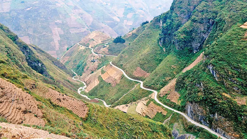 Ðường Hạnh Phúc cheo leo qua núi. 