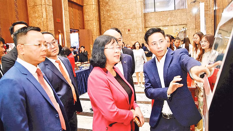 Lãnh đạo Thành ủy Hà Nội trải nghiệm các ứng dụng chuyển đổi số dùng chung ba cấp của thành phố. 